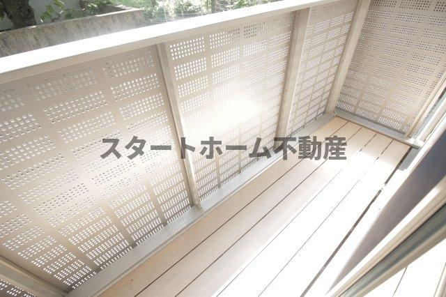 バルコニー　暖かな日差しのふりそそぐバルコニー