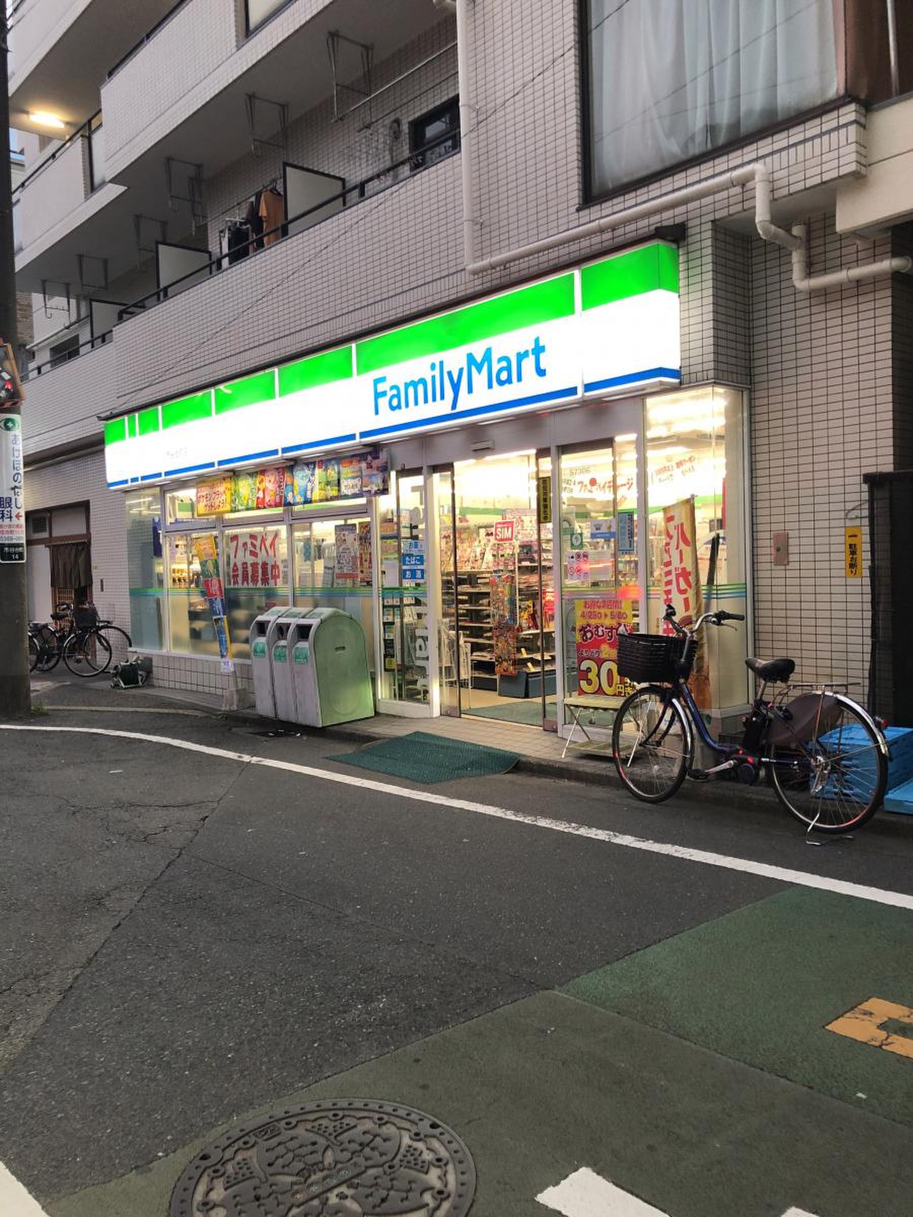 コンビニ　ファミリーマート市谷台町店（コンビニ）まで109m