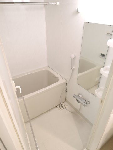 バス・シャワールーム　同型タイプの写真です。色が異なる場合があります。現況優先。