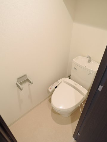 トイレ　同型タイプの写真です。色が異なる場合があります。現況優先。