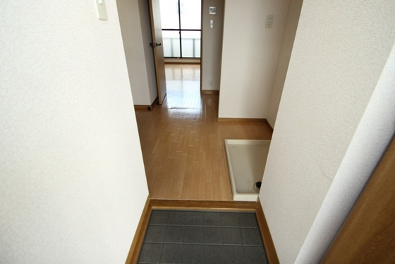 玄関　※別号室の写真を使用しております。