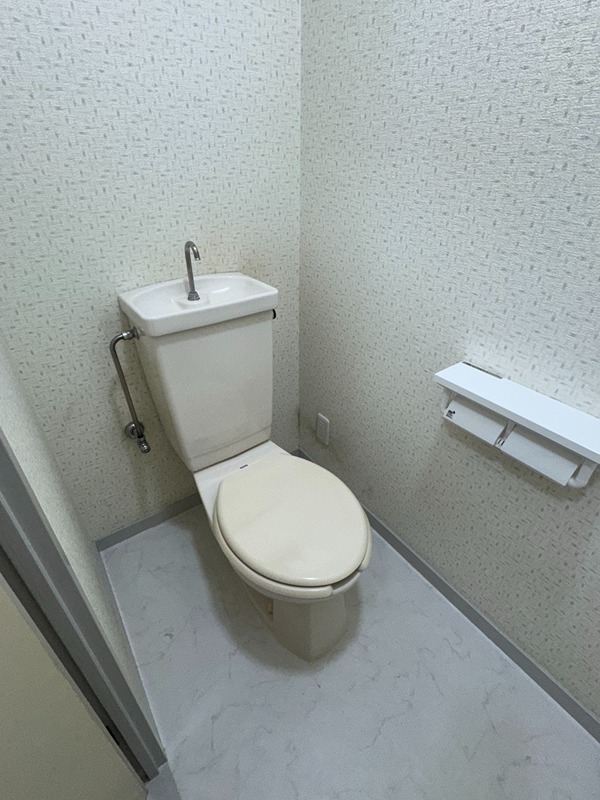 トイレ　トイレ交換予定・温水洗浄便座になります。