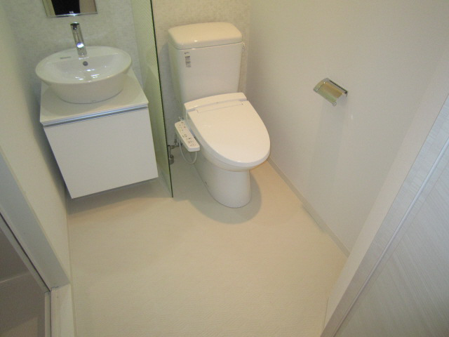 洗面設備　ゆったりとスペースのある洗面所