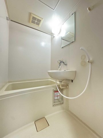 バス・シャワールーム　湯舟にもゆったり浸かれる広さです！