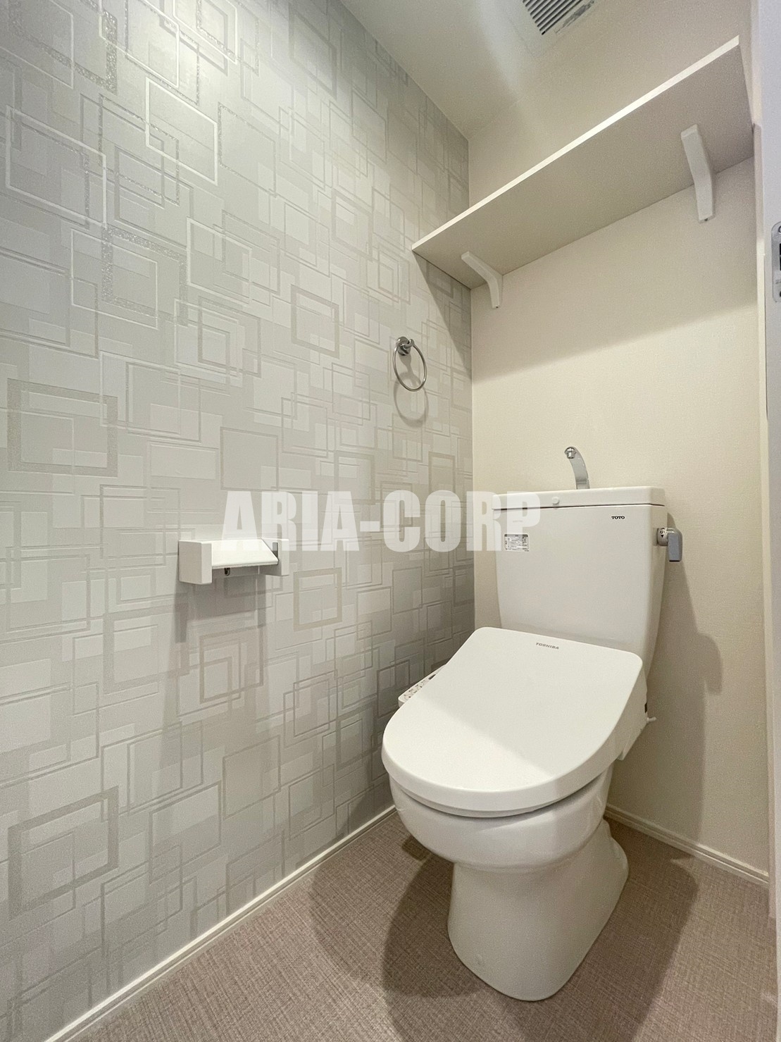 トイレ　ウォシュレット付きWC。上部には便利な棚がございます！