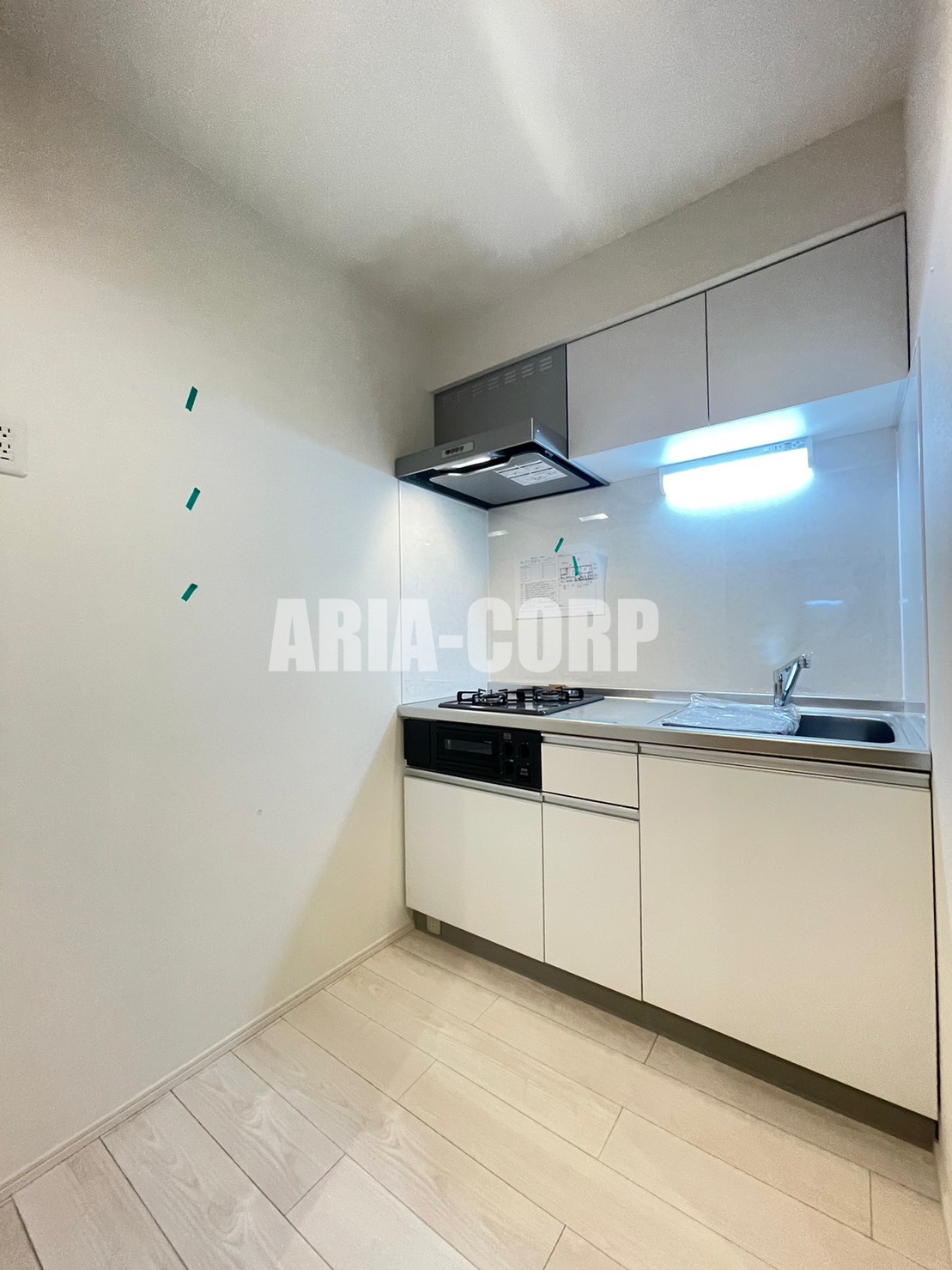 キッチン　２口ガスコンロ、グリル付・冷蔵庫スペースも充分に確保！