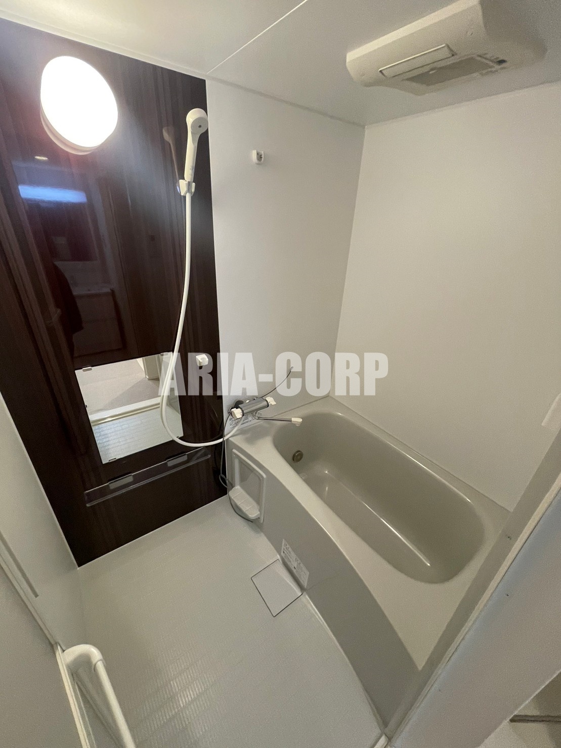 バス・シャワールーム　追焚き浴室乾燥付。カラーパネル採用でお洒落なバスルームです。