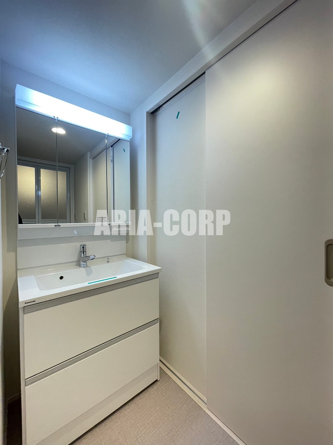 洗面設備　ゆとりある脱衣所スペース！三面鏡タイプの独立洗面台です！