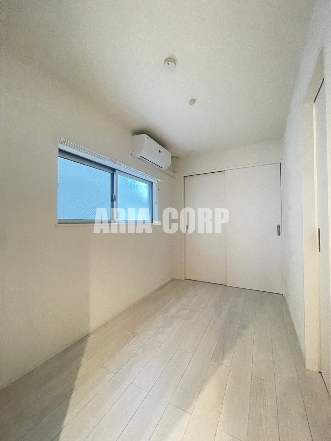 その他部屋・スペース　寝室。角部屋で窓も大きく明るいお部屋です！