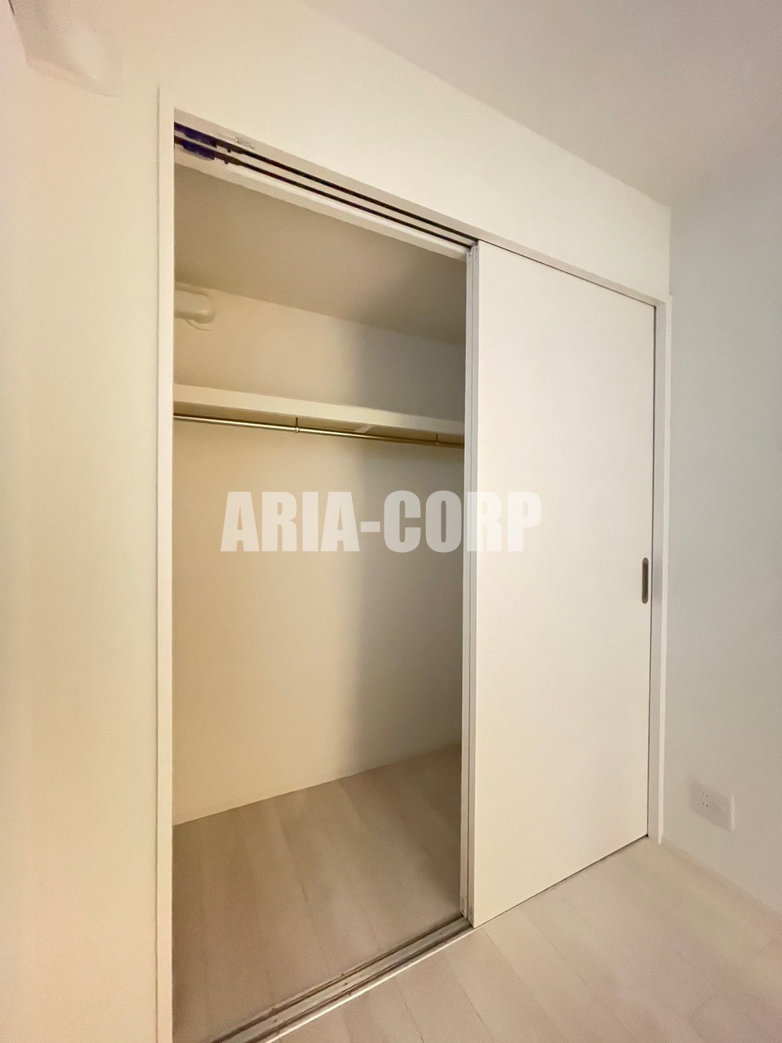 収納　奥行きたっぷりのクローゼット。上部には便利な棚がございます！