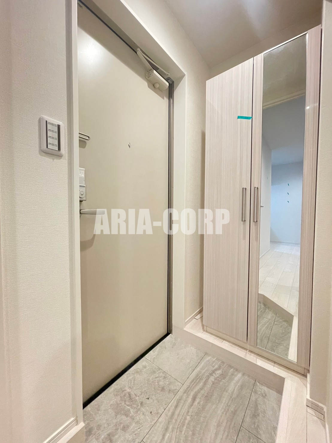 玄関　大型シューズBOX完備です！嬉しい姿見付き♪