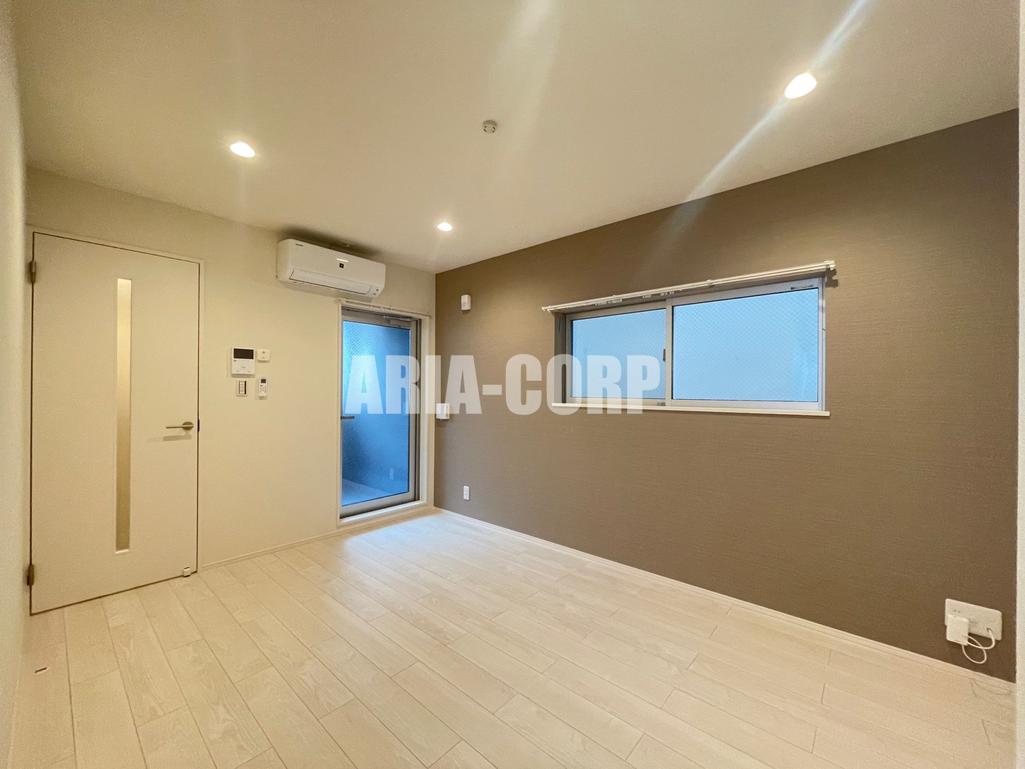 居室・リビング　白を基調としたお洒落な空間！デザイナーズ物件募集開始です！