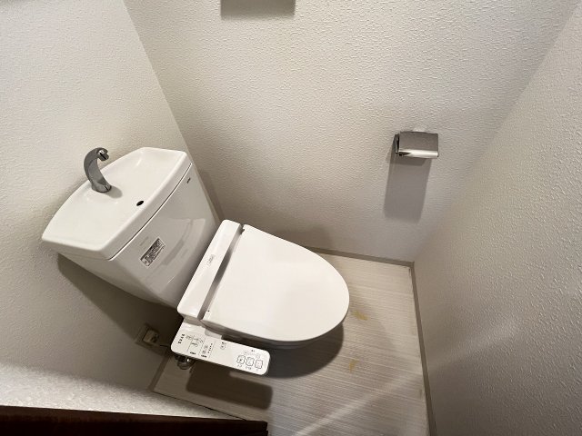 トイレ　落ち着いた色調のトイレです