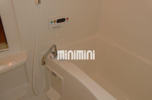 バス・シャワールーム　鏡付きのお風呂