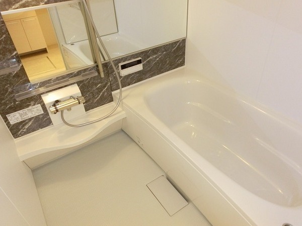 バス・シャワールーム　浴室乾燥機、追焚機能付の広々バスルーム！