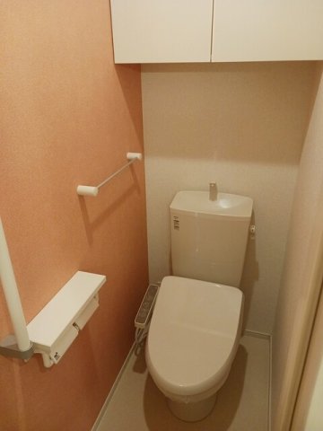 トイレ　落ち着いた色調のトイレです