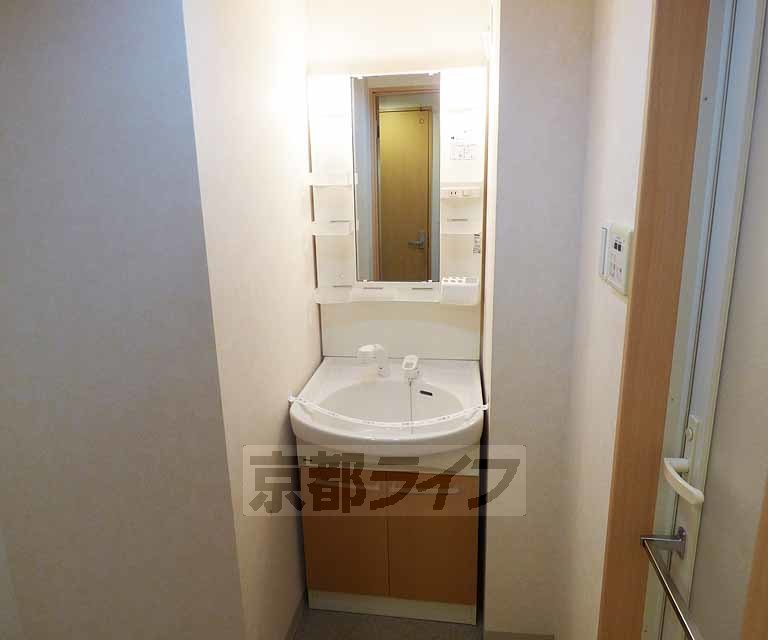 洗面設備　綺麗な洗面台です。