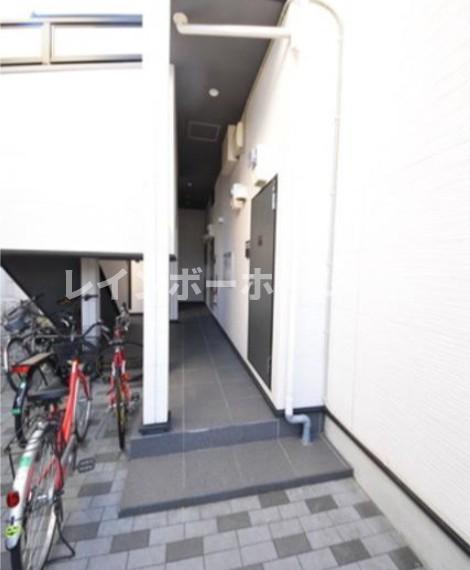 エントランス　落ち着いたエントランスです