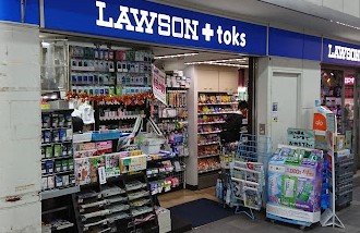 コンビニ　LAWSON＋toks 新丸子店（コンビニ）まで74m
