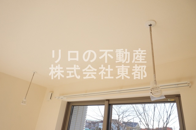 その他設備　３６５日いつでも洗濯物が干せる室内物干し用金具付♪