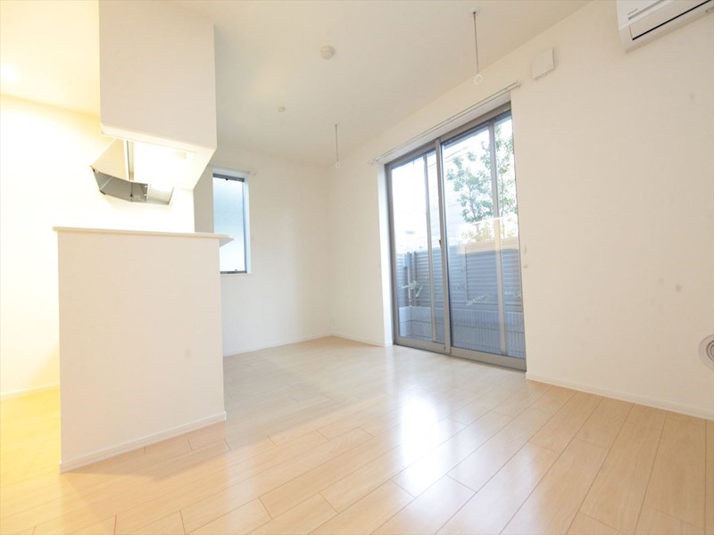 バルコニー　洋室10.4帖　2面採光　エアコン完備　南面バルコニー