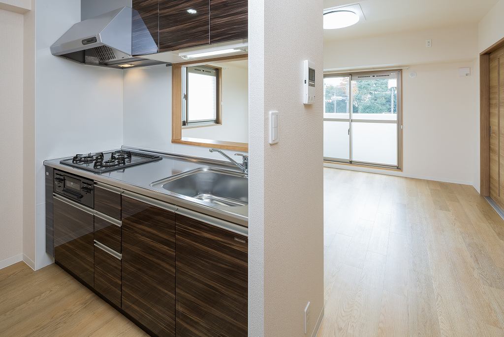 キッチン　※反転タイプとなります。内装の色など異なる場合があります。