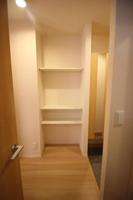 その他　ホールにある棚は自由に使えて便利です