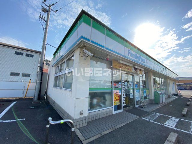 コンビニ　ファミリーマート 和歌山築港店（コンビニ）まで143m