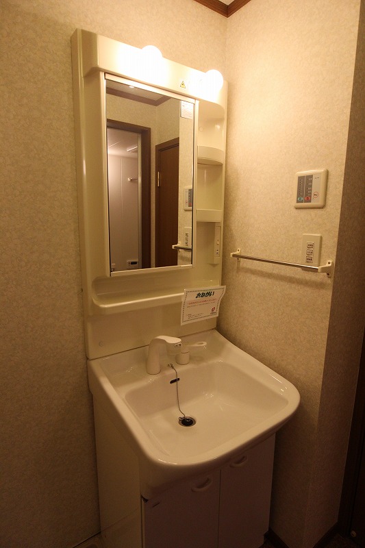 洗面設備　照明付きのシャンプードレッサー