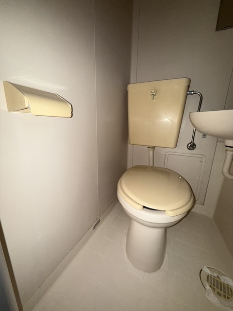 トイレ　別号室参考写真となります