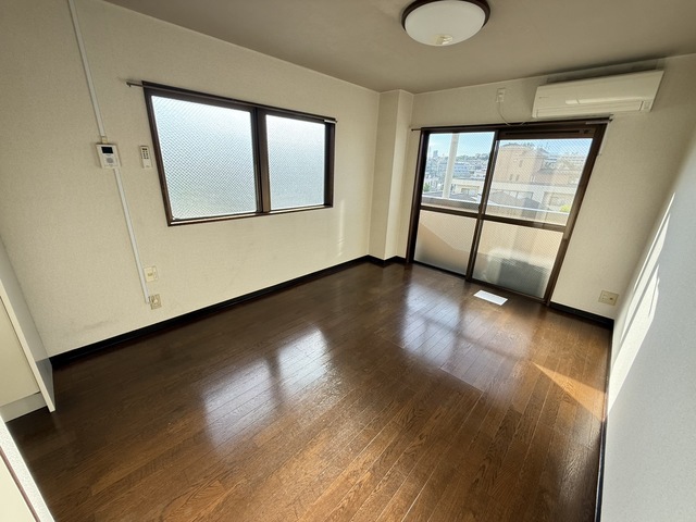 居室・リビング　別号室参考写真となります