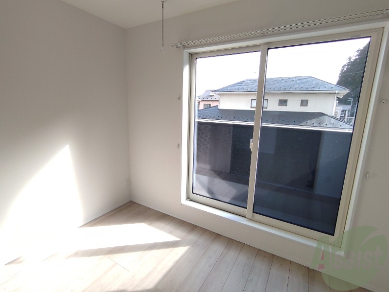 その他部屋・スペース　大きな窓からたくさんの陽が差すリビングです。