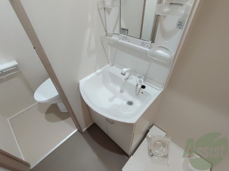 洗面設備　洗面台はシャワーノズルも付いて便利に活用できます