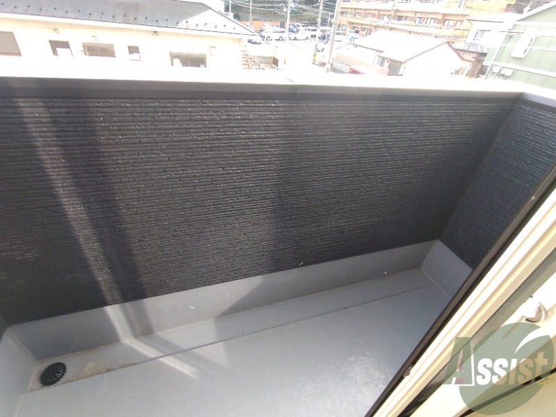 バルコニー　ベランダはよく日が当たり気持ちの良い空間です。