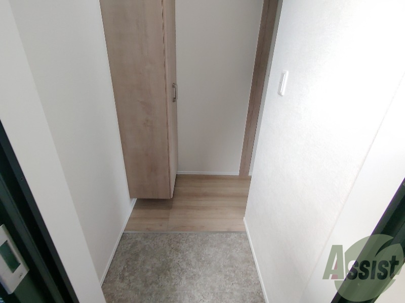 玄関　玄関からの様子です。綺麗なフローリングが広がっています。