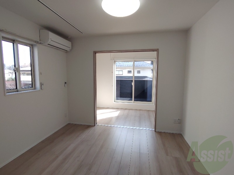 居室・リビング　広くきれいなリビングは明るい光も良く差します。