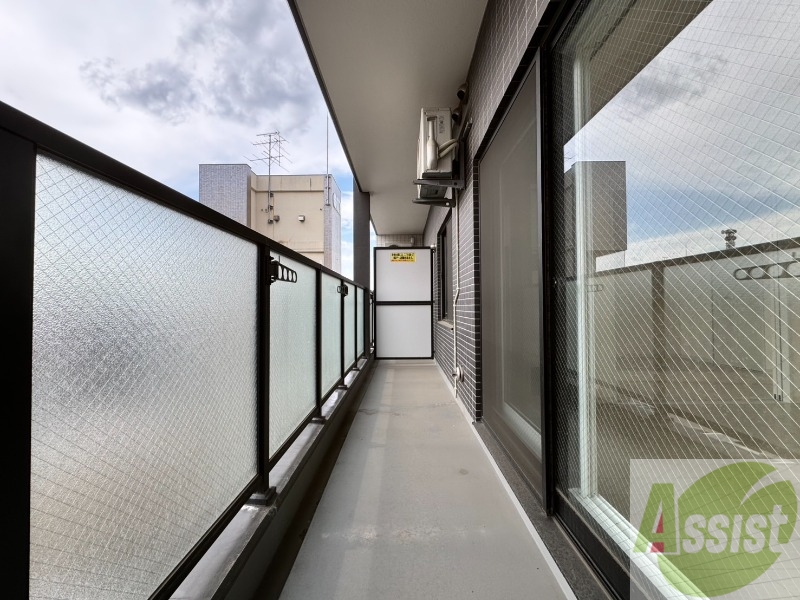 バルコニー　バルコニーは幅があり、広い印象を受けました。