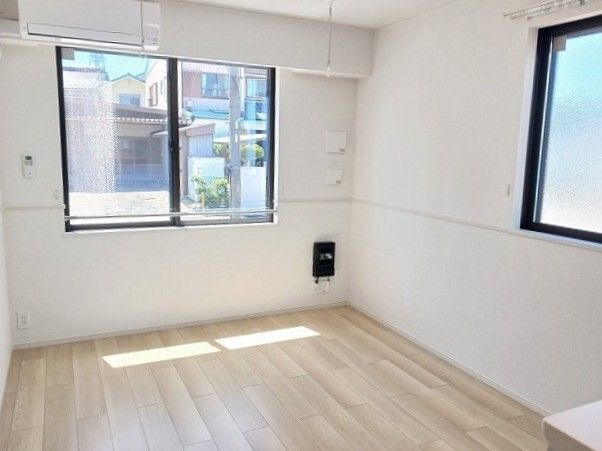 居室・リビング　こちらの居間で趣味の時間をお楽しみください