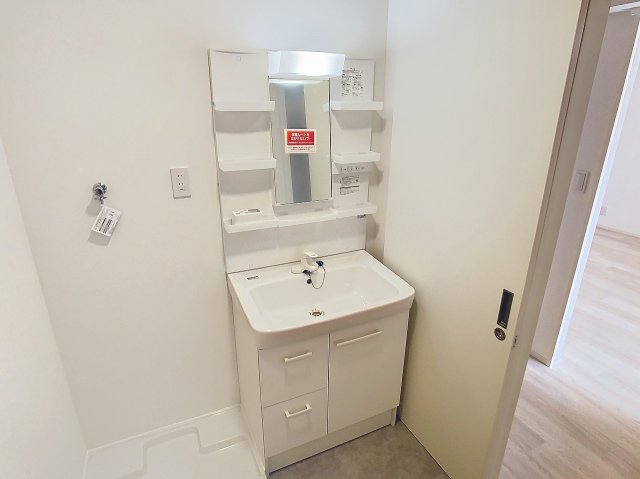 洗面設備　同間取の202号室の写真です（2024.3撮影）。現況を優先