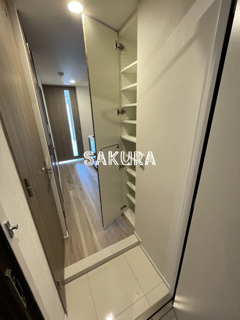 玄関　人感センサー付き・シューズボックス付き♪