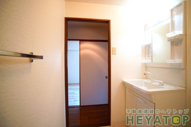 洗面設備　便利なシャワー付き洗面化粧台（同仕様写真）