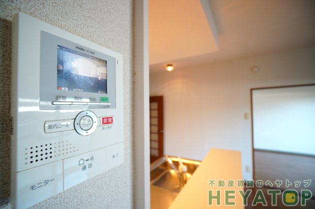 セキュリティ　モニター付きドアホンで安心確認（同仕様写真）