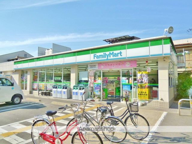 コンビニ　ファミリーマート（コンビニ）まで751m