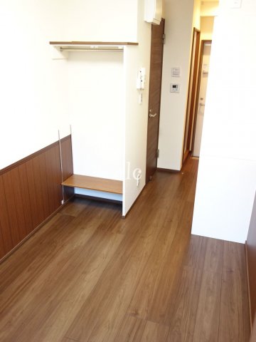 居室・リビング　こちらのリビングで趣味の時間をお楽しみください。同仕様