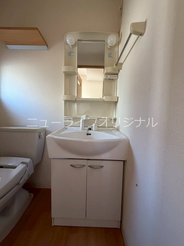 洗面設備　シャワーノズル付で身支度も、洗面台回りのお掃除もラクチン。