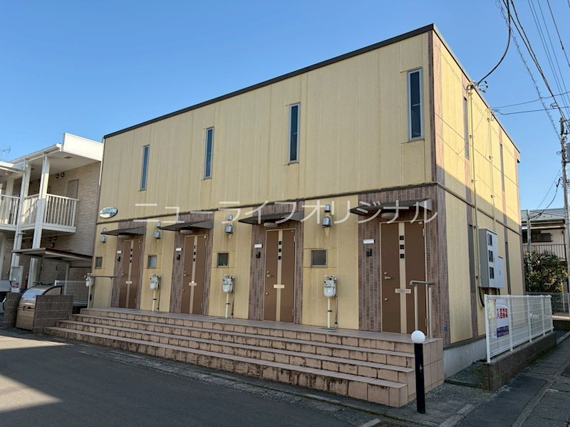 建物外観　薄黄色の外壁が特徴の建物です。