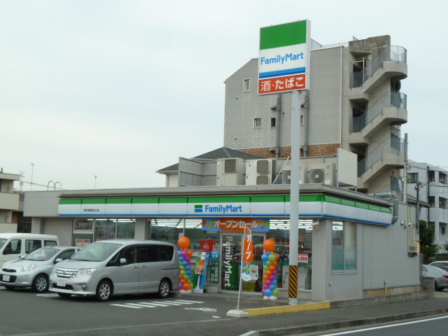 コンビニ　ファミリーマート（コンビニ）まで555m