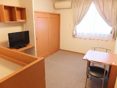 居室・リビング　カーテンやテーブル、テレビも備え付けです