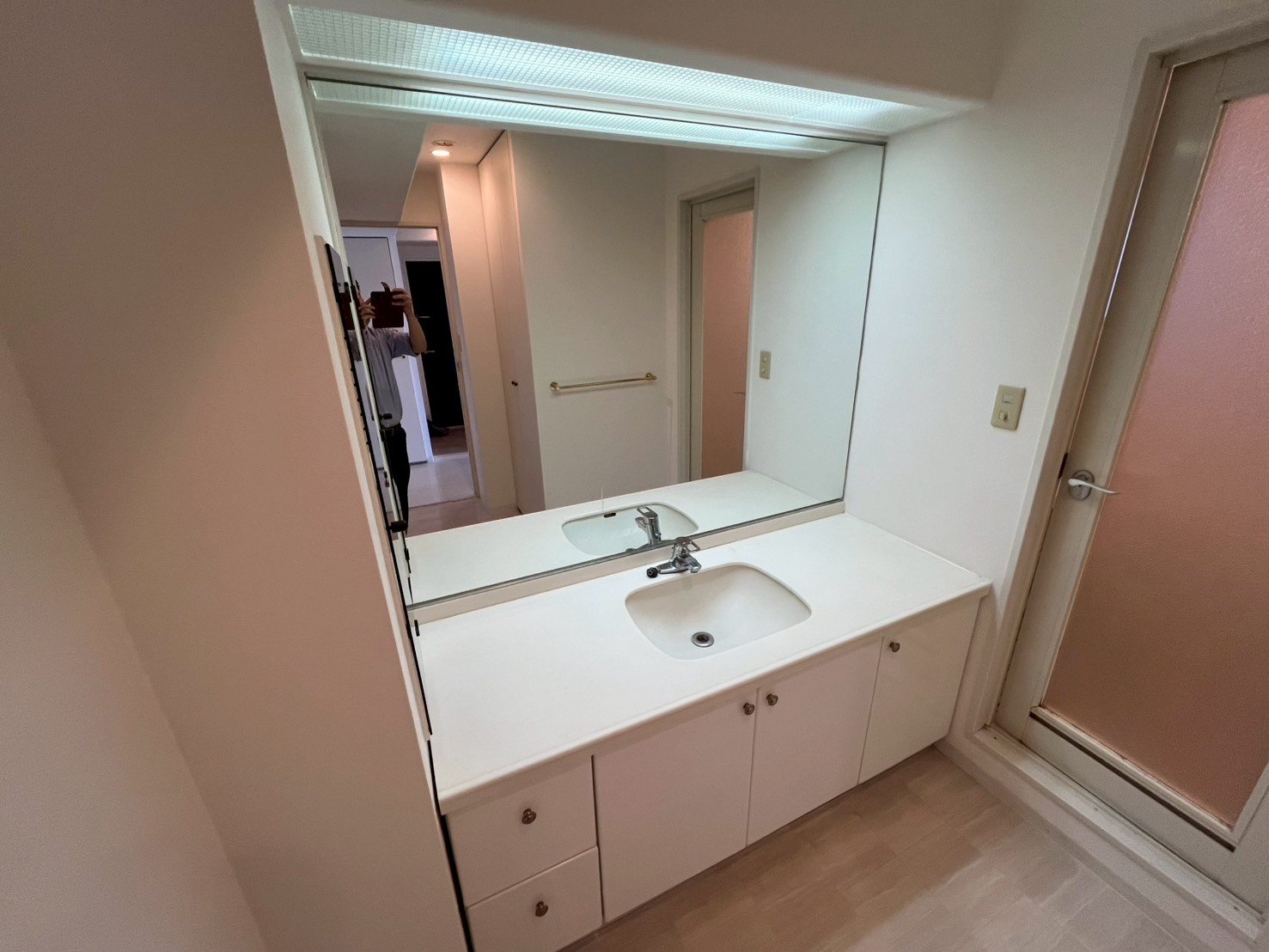 洗面設備　反転タイプです