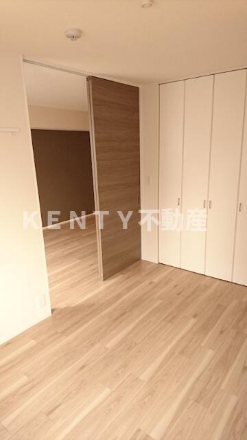 その他部屋・スペース　落ち着いた色調の寝室です